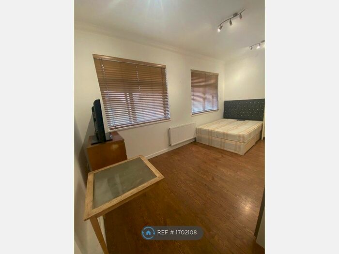 Studio To Rent In Seven Sisters Road, London, N4