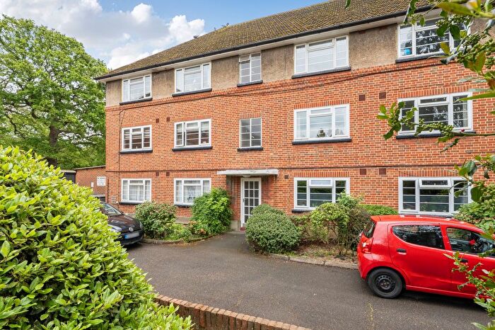 2 Bedroom Flat For Sale In Wilmer Crescent, Kingston Upon Thames, KT2
