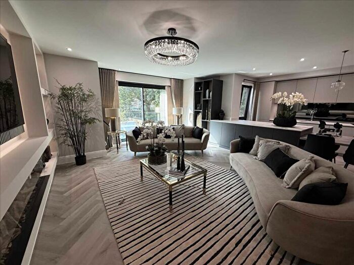 2 Bedroom Apartment To Rent In Mulberry Place, Blossomfield Road, Solihull, B91
