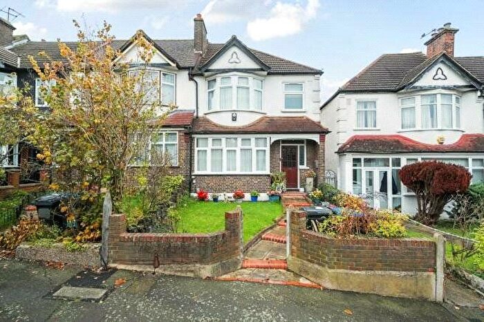 3 Bedroom End Of Terrace House For Sale In Pollards Hill South, London, SW16