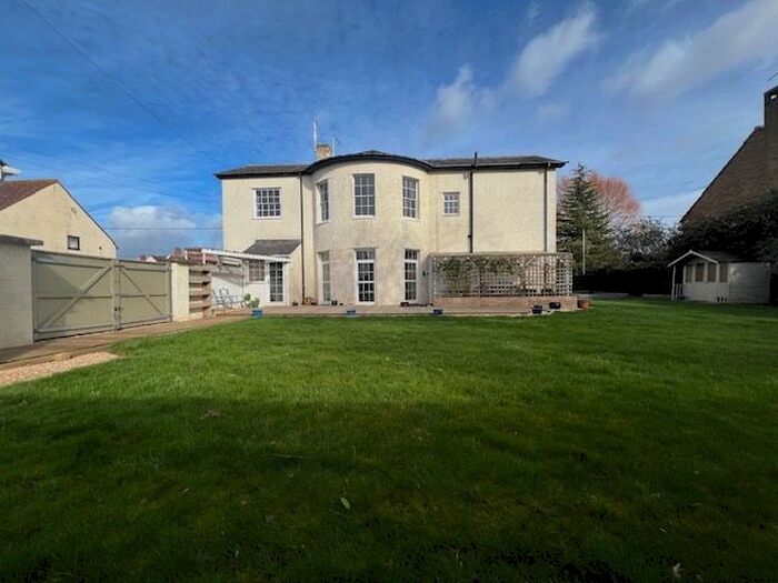 2 Bedroom Flat For Sale In Kings Lane, Faringdon, SN7