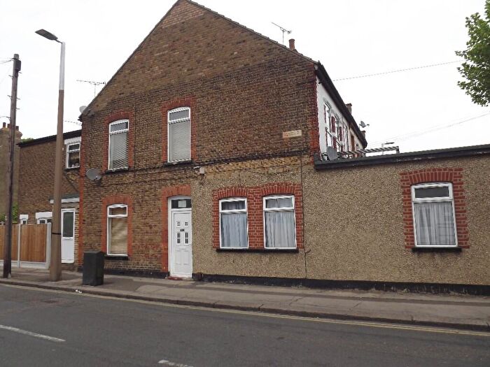 3 Bedroom Flat To Rent In Hamlet Court Road, Westcliff-On-Sea, Essex, SS0