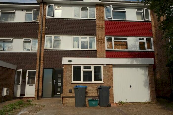 6 Bedroom Semi-Detached House To Rent In Howard Road, Surbiton, KT5