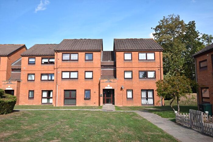 2 Bedroom Apartment For Sale In Skipton Way, Horley, Surrey, RH6