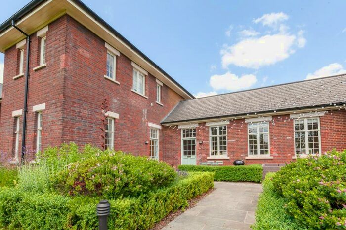 2 Bedroom Apartment To Rent In The Parade, Garden Quarter, OX27