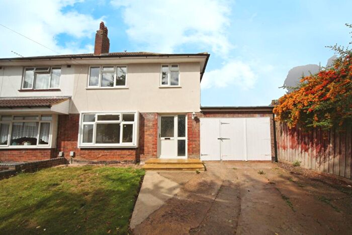 3 Bedroom Semi-Detached House For Sale In Kendal Close, Luton, LU3