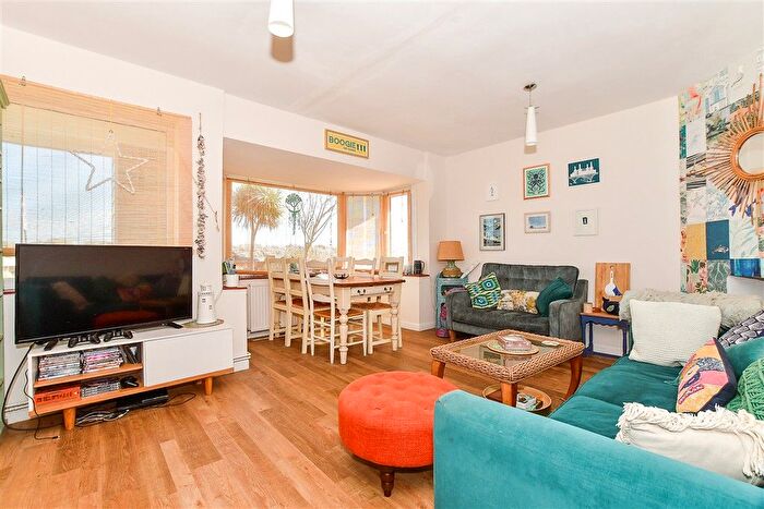 5 Bedroom Chalet For Sale In The Parade, Greatstone, Kent, TN28