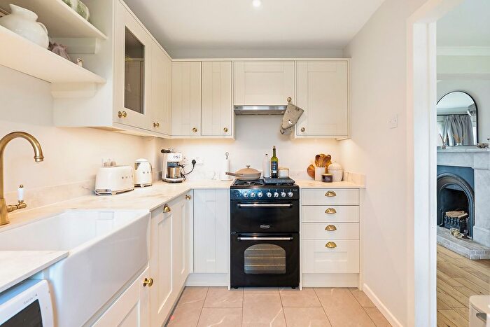 2 Bedroom Semi-detached House For Sale In The Glade, Staines-Upon-Thames, TW18