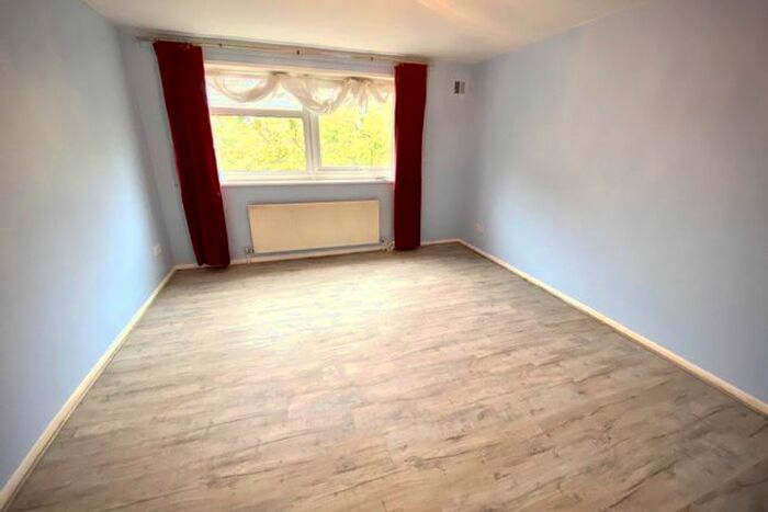 2 Bedroom Flat To Rent In Azalea Court, Hanwell, W7