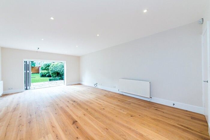 3 Bedroom Flat To Rent In Belsize Park Gardens, Belsize Park, NW3