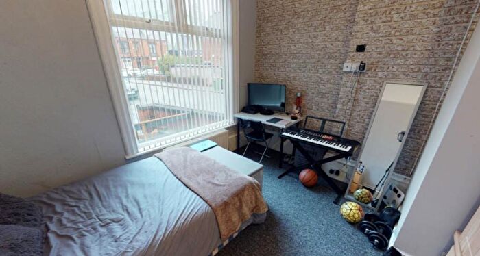 4 Bedroom House To Rent In Headingley Avenue, Leeds, LS6