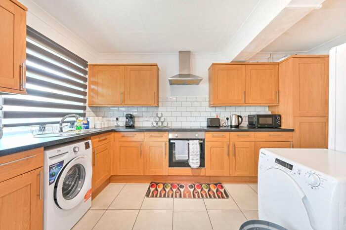 4 Bedroom House To Rent In Randall Avenue, Neasden, London, NW2