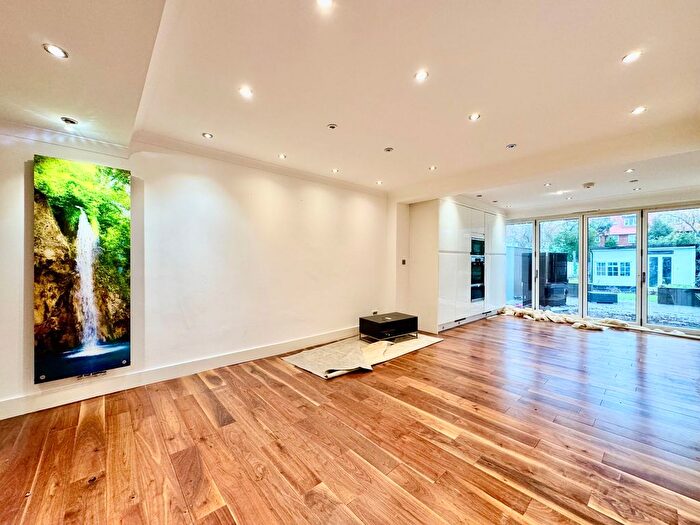 3 Bedroom Maisonette For Sale In Laleham Avenue, London, NW7