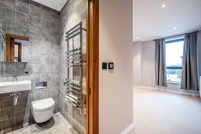 2 Bedroom Apartment To Rent In Balham High Road, SW12