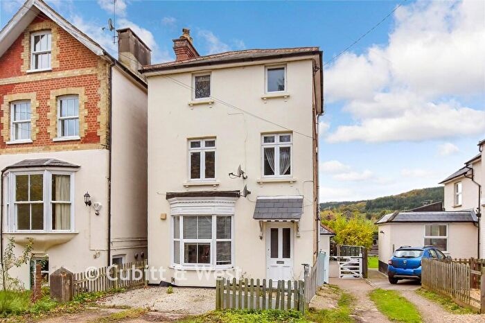 3 Bedroom Maisonette For Sale In Horsham Road, South Holmwood, Dorking, Surrey, RH5