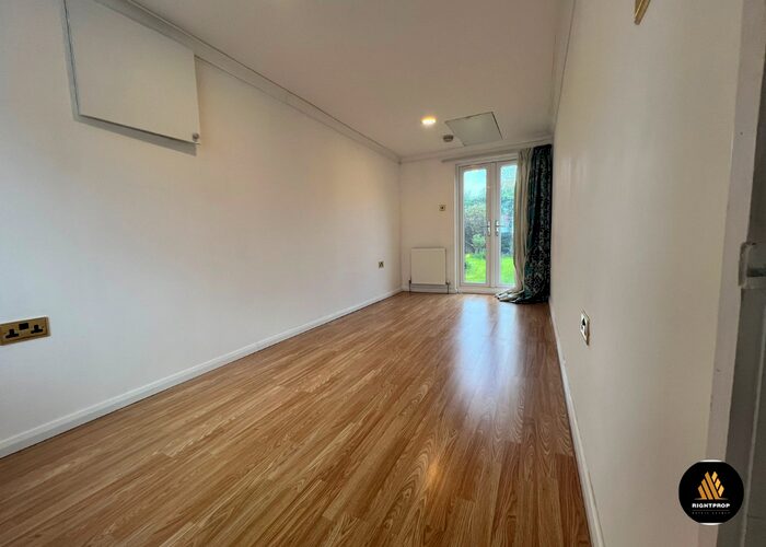 3 Bedroom Bungalow To Rent In Allonby Close, Reading, RG6