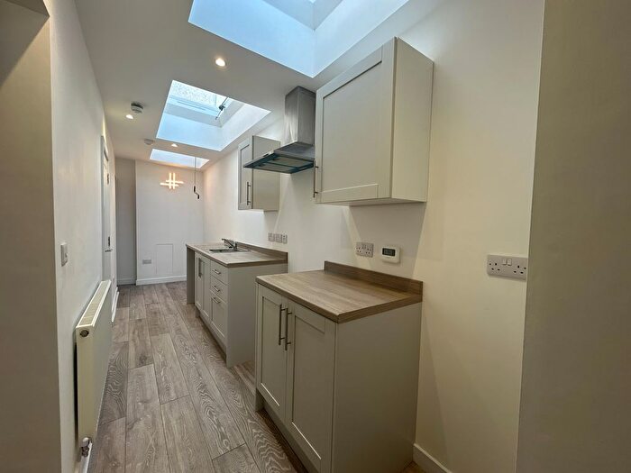 1 Bedroom Flat To Rent In Woodfield St, Swansea, SA6