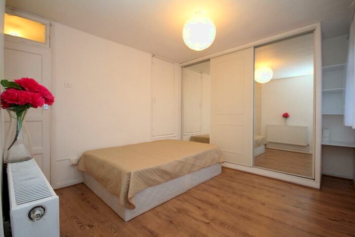 2 Bedroom Flat To Rent In Queensbridge Road, Hackney, London, Greater London, E2
