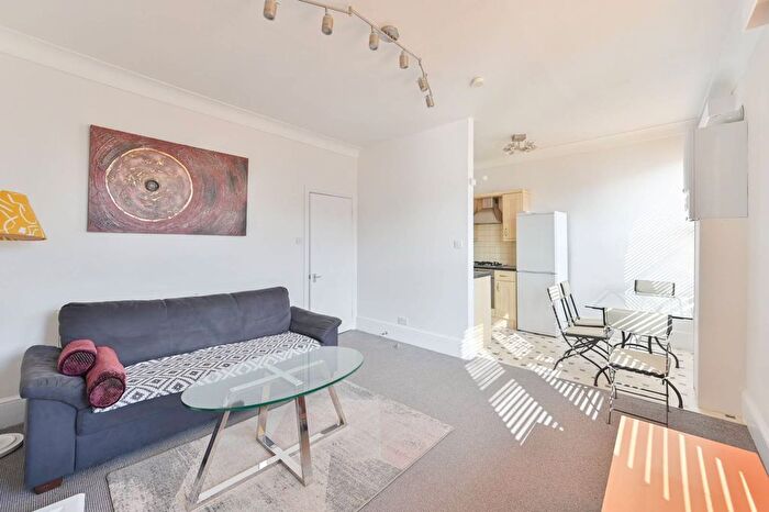 2 Bedroom Flat To Rent In East Hill, Wandsworth Town, London, SW18