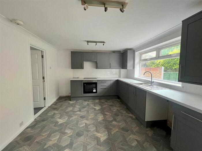 4 Bedroom Property To Rent In Beverley Close, Rainham, Gillingham, ME8