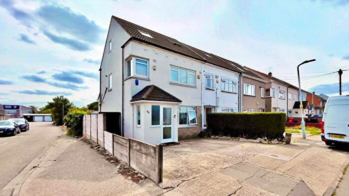4 Bedroom Semi-Detached House For Sale In Gledwood Drive, Hayes, UB4