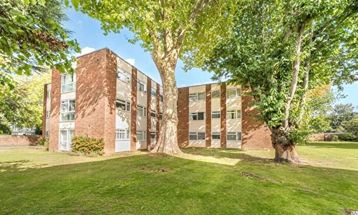 2 Bedroom Flat To Rent In Silverwood Close, BR3