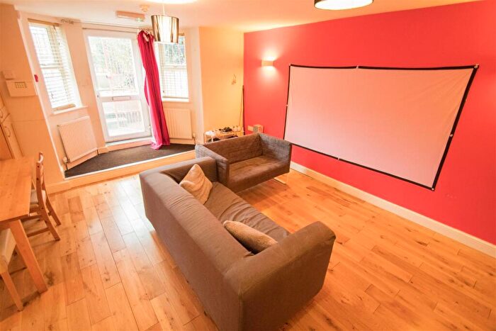 2 Bedroom Apartment To Rent In Inglewood Terrace, Woodhouse, Leeds, LS6