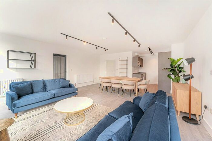 2 Bedroom Apartment To Rent In Great North Road, London, N2
