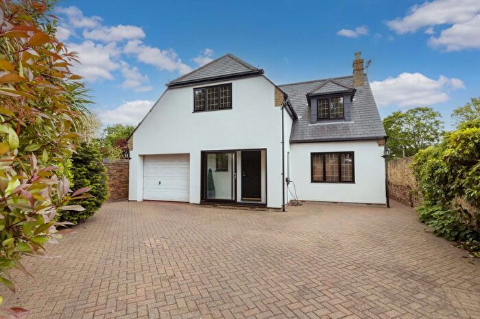 3 Bedroom Detached House To Rent In High Street, Iver, SL0