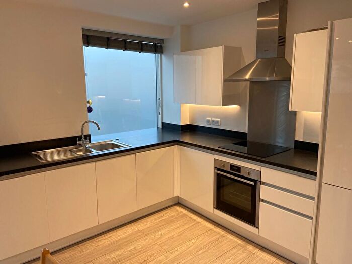2 Bedroom Flat To Rent In Chesney Street, SW11