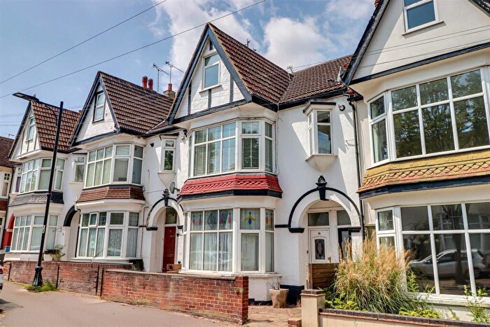 2 Bedroom Maisonette For Sale In Leighton Avenue, Leigh-On-Sea, SS9
