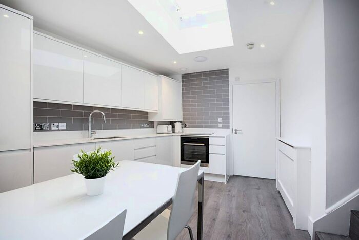 1 Bedroom Flat To Rent In Navarino Road, Hackney, London, E8
