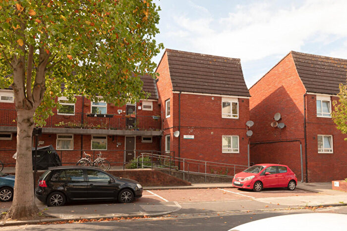 2 Bedroom Flat For Sale In Gautrey Road, Nunhead, London, SE15