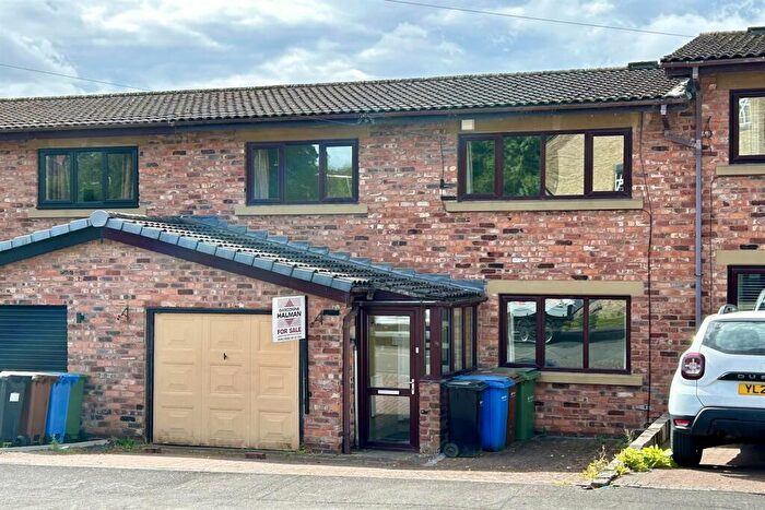 3 Bedroom Semi-Detached House For Sale In Catterwood Drive, Compstall, SK6