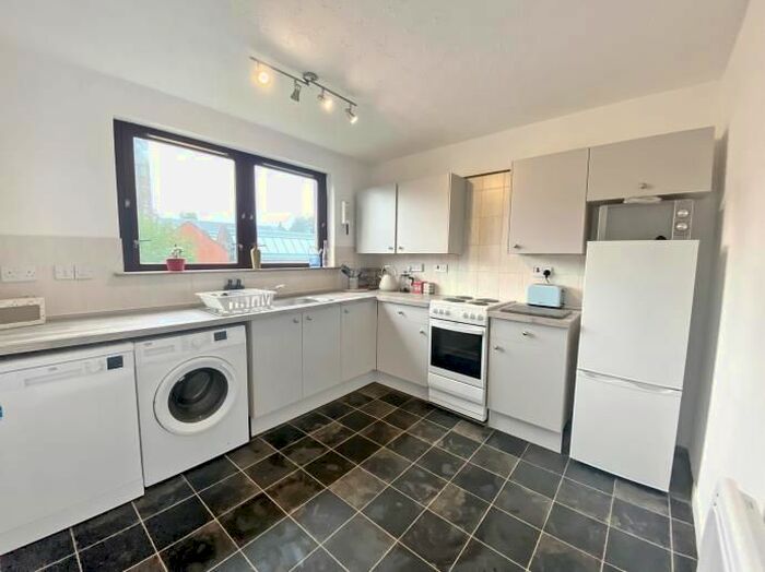 3 Bedroom Flat To Rent In /, Logie Green Road, Edinburgh, EH7