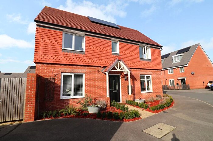 3 Bedroom Detached House For Sale In Warwick Way, Bursledon, SO31