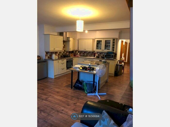 3 Bedroom Flat To Rent In Port Tennant Road, Port Tennant, Swansea, SA1