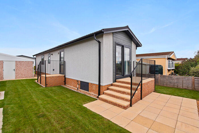2 Bedroom Park Home For Sale In Grantham, Lincolnshire, NG32