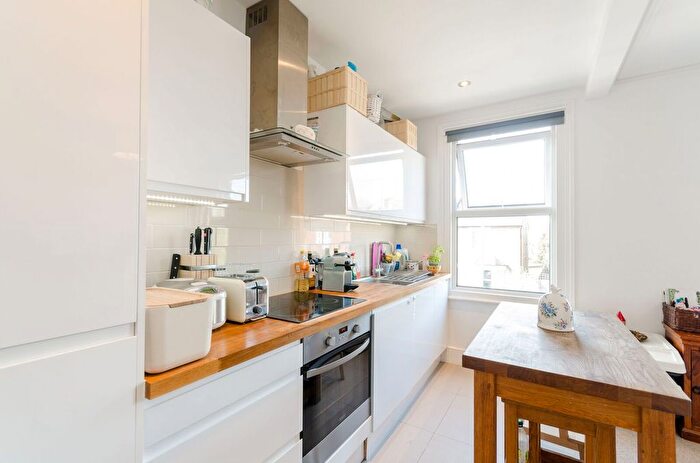 2 Bedroom Flat To Rent In Ellerton Road, Surbiton, KT6