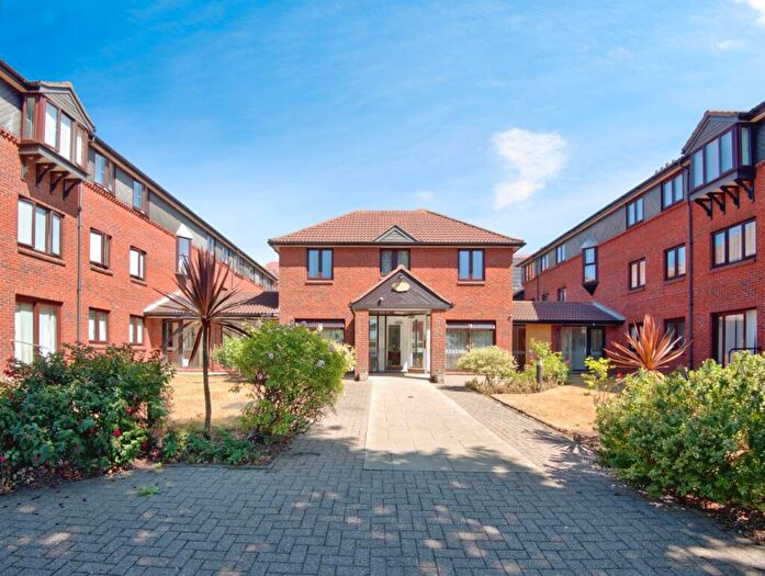 1 Bedroom Flat For Sale In Imperial Avenue, Westcliff-On-Sea, Essex, SS0