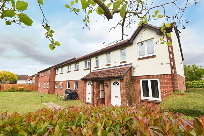 1 Bedroom Apartment For Sale In Vanbrugh Drive, Walton-on-Thames, KT12