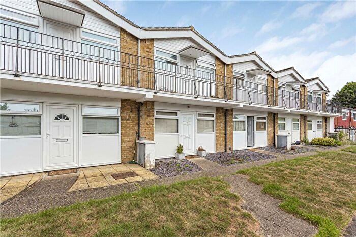 1 Bedroom Flat To Rent In The Glen, Addlestone, KT15