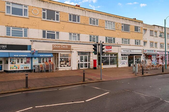 2 Bedroom Flat For Sale In Marine Court Mansions, Marine Parade West, Lee-On-The-Solent, PO13