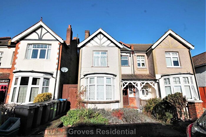 1 Bedroom Flat To Rent In Lime Grove, New Malden, KT3