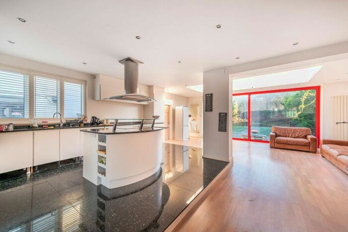 4 Bedroom Property To Rent In Park Avenue North, Willesden, London, NW10