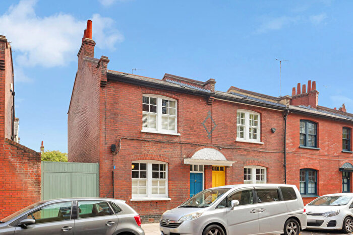 3 Bedroom House To Rent In Globe Road, London, E2