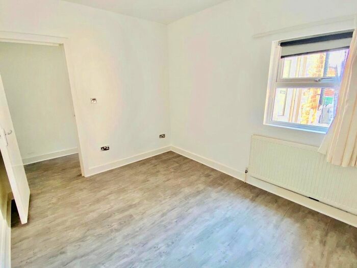 1 Bedroom Flat To Rent In High Street, Sutton, Surrey, SM1