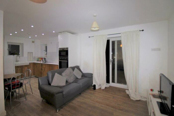 2 Bedroom Flat To Rent In St Fagans Road Fairwater Cardiff, CF5