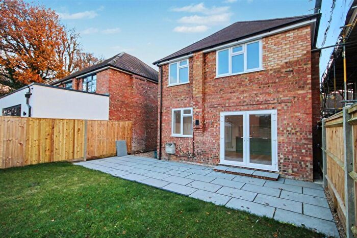 3 Bedroom Detached House For Sale In Rydes Avenue, Guildford, GU2