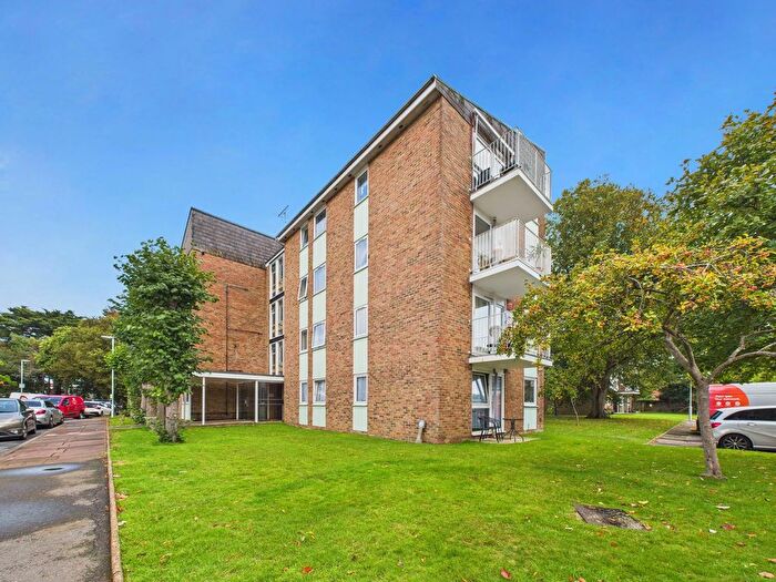 2 Bedroom Flat For Sale In Dorchester Gardens, Worthing, BN11